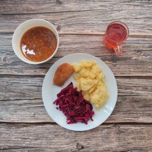 Zdjęcie pokazuje Dietę podstawową Zupa z soczewicą i warzywami Ziemniaki młode z koperkiem gotowane Kotlet z kurczaka nadziewany serem Sos jarzynowy dieta Sałatka z buraków i jabłka (z olejem) Kompot owocowy